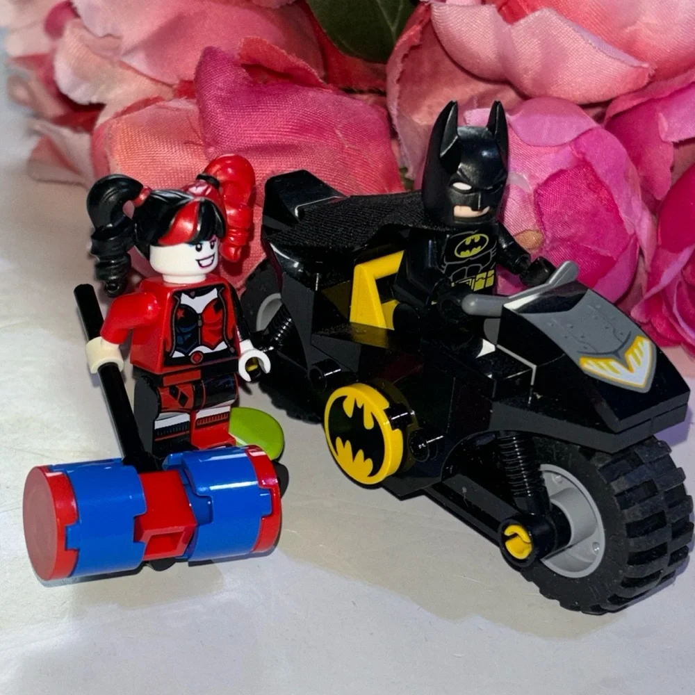 LEGO DC Batman Versus Harley Quinn 76220, Superhero Action Figure and Bike